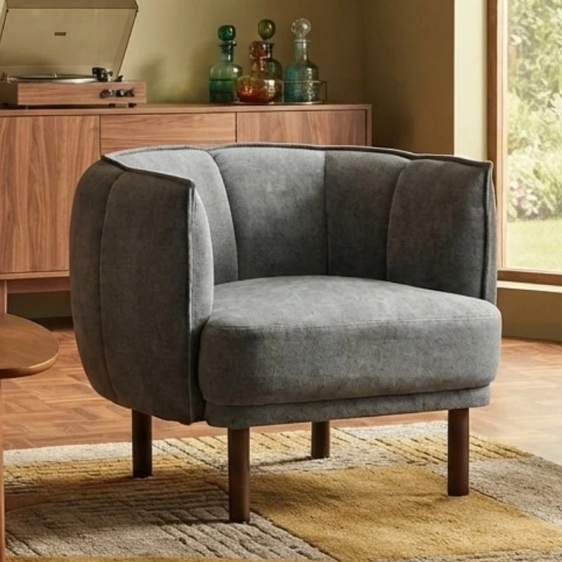 Fauteuil en tissu gris capitonné pieds hévéa WINDSOR Sofacasa