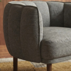 Fauteuil en tissu gris capitonné pieds hévéa WINDSOR Sofacasa